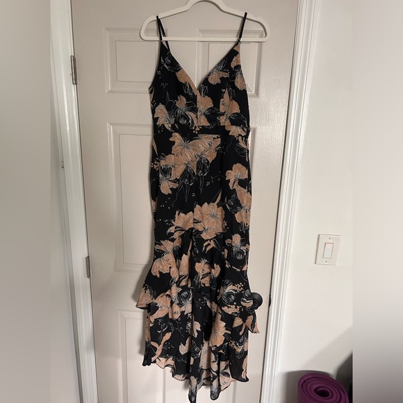 Lulu’s “darling daylily dark floral print high-low maxi dress” - Picture 4 of 6